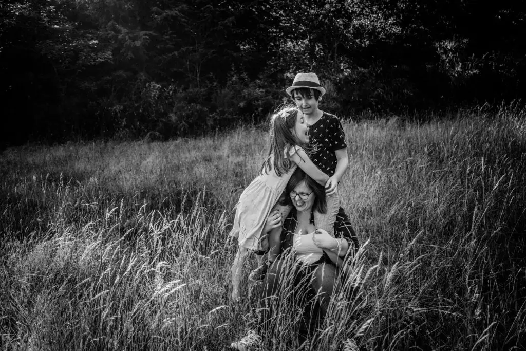 enfants jouant avec leur maman thérapeute de couple