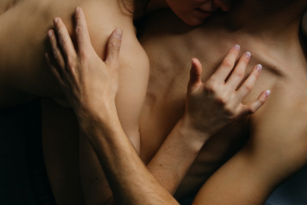 couple en peau à peau après une sexothérapie avec votre sexothérapeute
